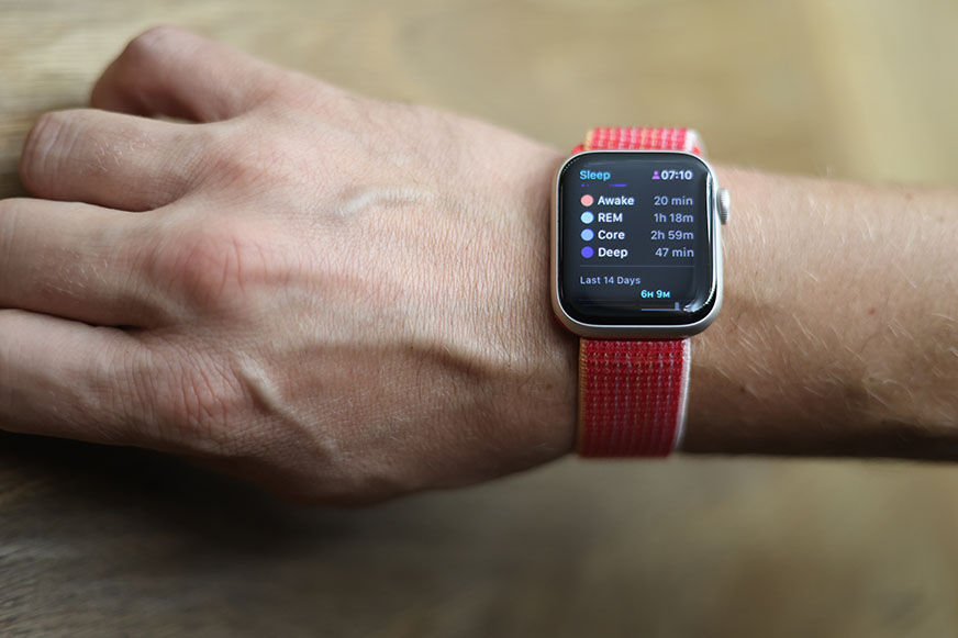 You can see the sleep analysis on the Apple Watch SE.